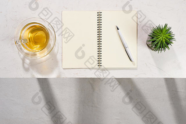 空白打开笔记本茶杯表格写作概念