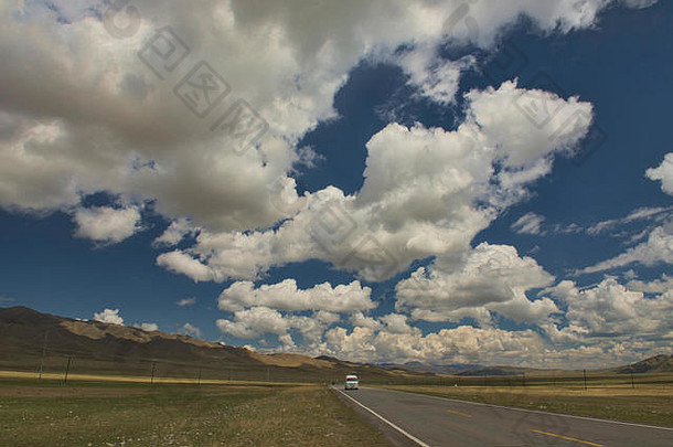 美丽的路拜扬布洛克草原田山范围新疆中国