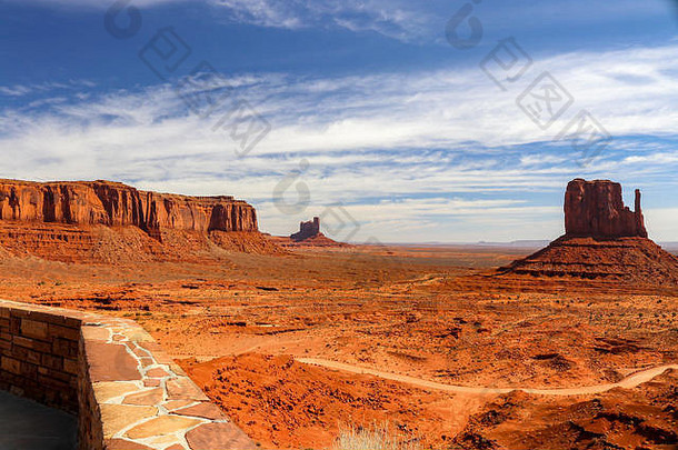 照片视图酒店纪念碑谷犹他州明亮的蓝色的天空完全的对比红色的橙色金沙沙漠景观