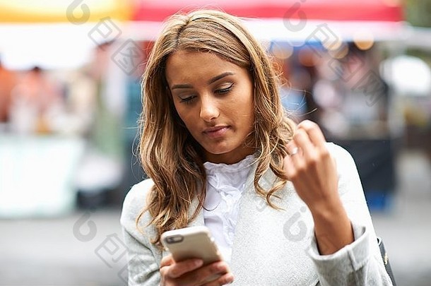 年轻<strong>的</strong>女人智能手机在户外