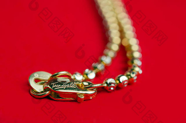 <strong>黄金项链</strong>黄金年级意大利设计孤立的红色的法兰绒布背景