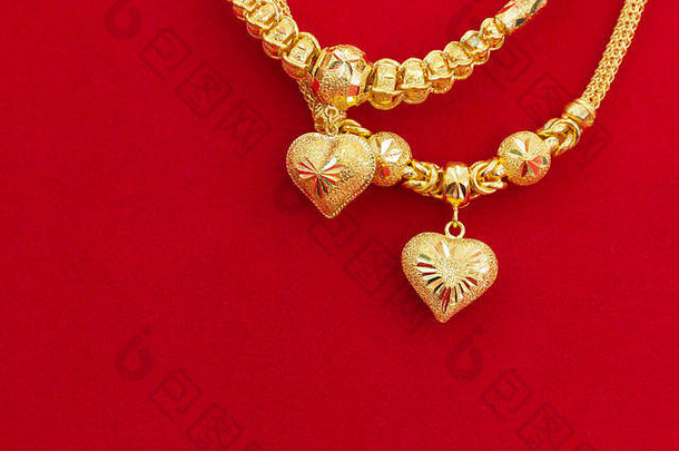 奢侈品黄金项链红色的法兰绒背景美丽的枚金牌期间点缀附件亚洲风格