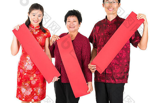 快乐中国人一年亚洲中国人家庭持有红色的春天对联准备好了文本站白色背景