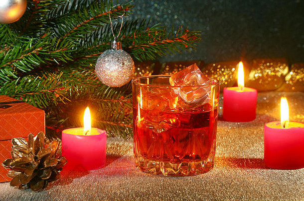 圣诞节装饰玻璃威士忌白兰地圣诞节蜡烛树礼物盒子闪闪发光的<strong>背景</strong>一年装饰
