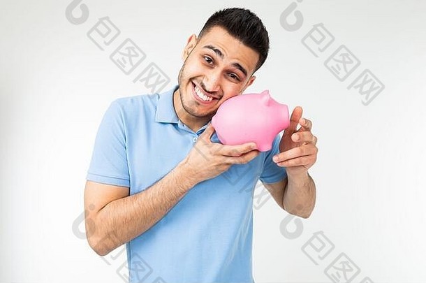 微笑浅黑肤色的女人的家伙蓝色的t恤拥抱小猪银行白色背景复制空间