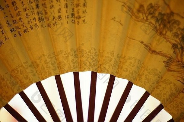 黄色的风扇棕色（的）中国人字符白色背景特写镜头