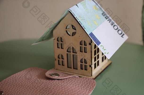 欧元比尔屋顶玩具房子粉红色的皮革钱包真正的房地产概念