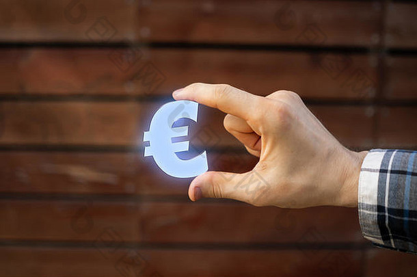 手持有欧元标志钱增加象征概念金融自由