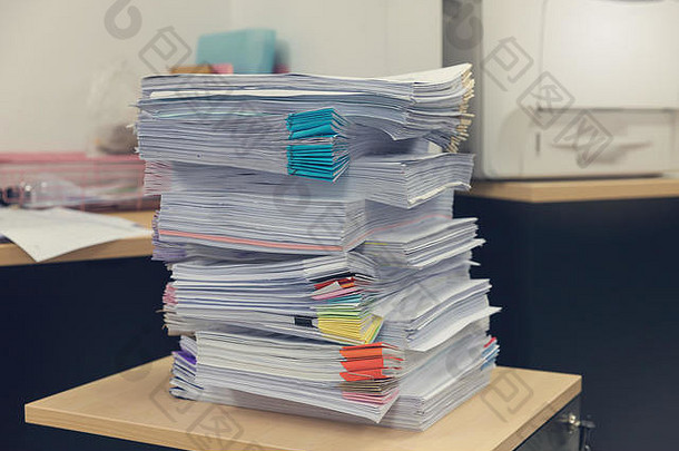 业务<strong>金融</strong>概念办公室工作桩未完成的文档办公室桌子上堆栈业务纸