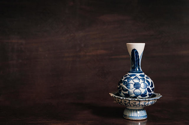 色彩鲜艳的蓝色的基座托盘花花瓶中国货中国人瓷木背景