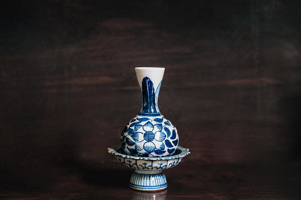色彩鲜艳的蓝色的基座托盘花花瓶中国货中国人瓷木背景