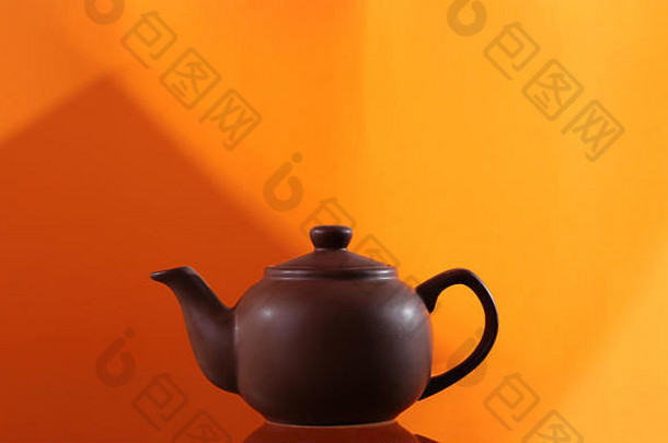 茶壶粘土橙色背景几何模式