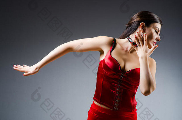 女人跳舞舞蹈红色的衣服