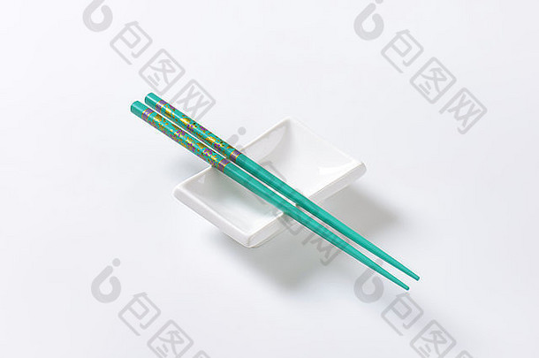 一对蓝色的筷子白色碗白色背景