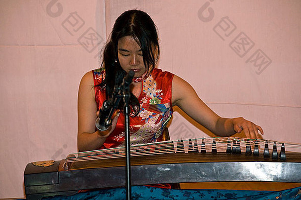 中国人女人玩齐特琴邓尼斯活着中国邓迪