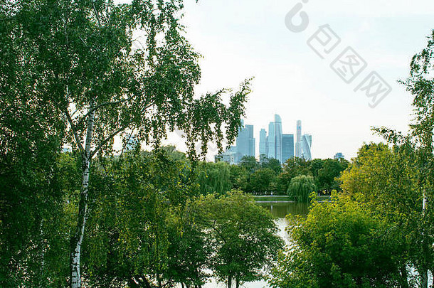 绿色公园春天季节莫斯科城市金融中心现代景观citylife概念早....