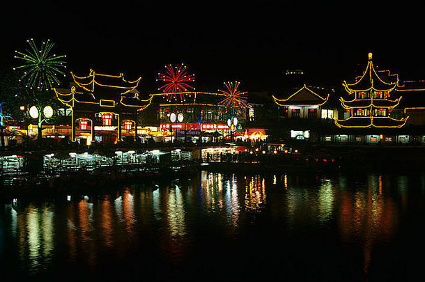 中国上海yuang花园茶馆古老的购物区域湖晚上