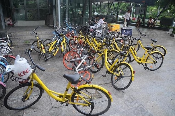 自行车分享中国移动奥福淹没了中国的街道周期支付移动电话代码图像深圳
