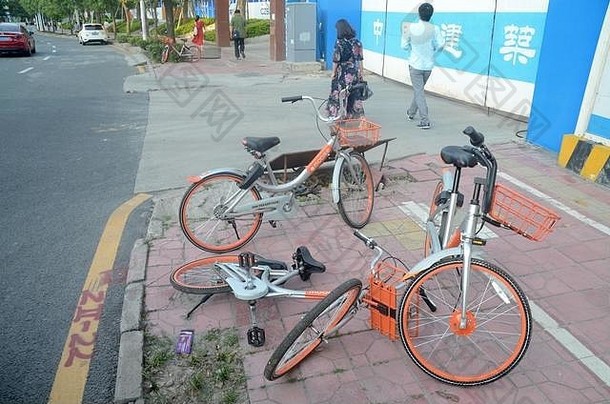 自行车分享混乱中国移动奥福淹没了中国的街道周期阻塞地铁入口图像深圳