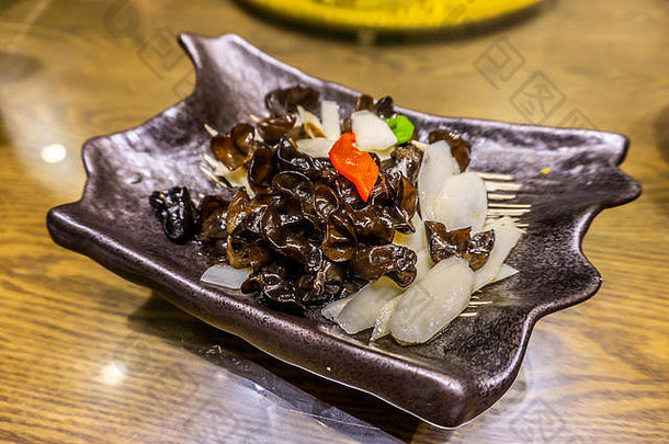 传统的中国人山药香菇蘑菇菜服务矩形黑色的板