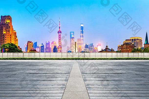 上海天际线现代城市摩天大楼木董事会广场晚上中国