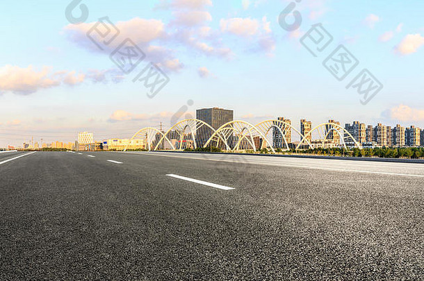 沥青路城市天际线桥建设上海日落