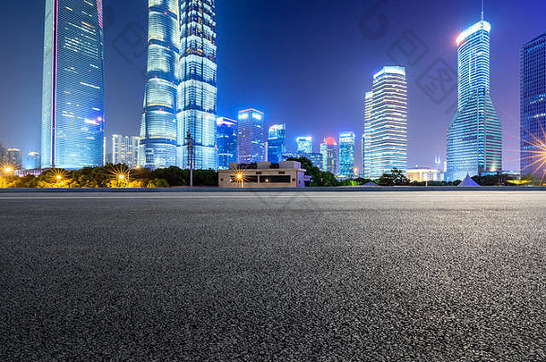 上海现代商业办公室建筑空沥青高速公路晚上