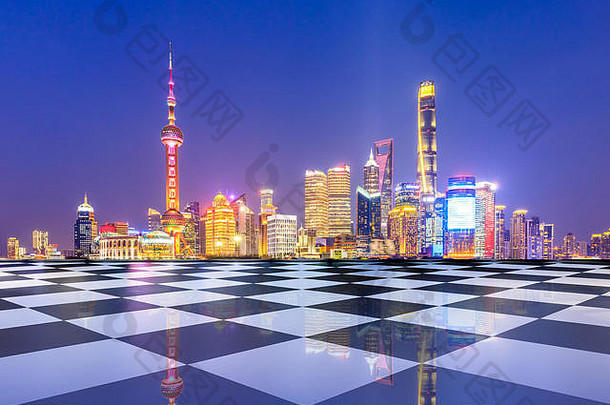 上海天际线现代城市摩天大楼空地板上晚上中国