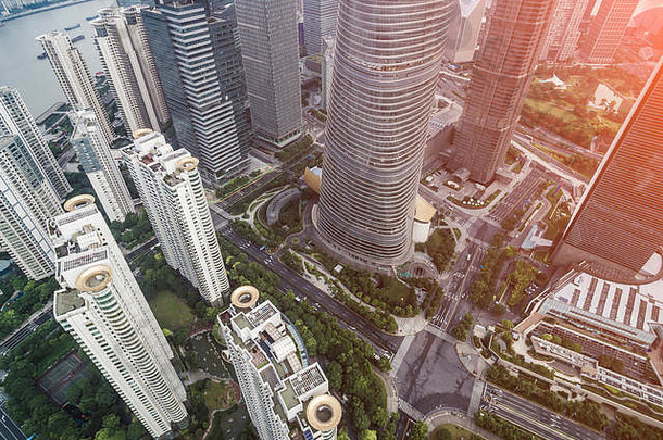 前视图空中照片飞行无人机发达上海城市现代摩天大楼