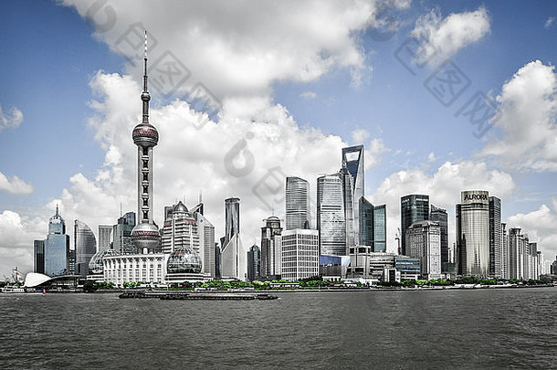 上海中国8月视图上海天际线蓝色的天空