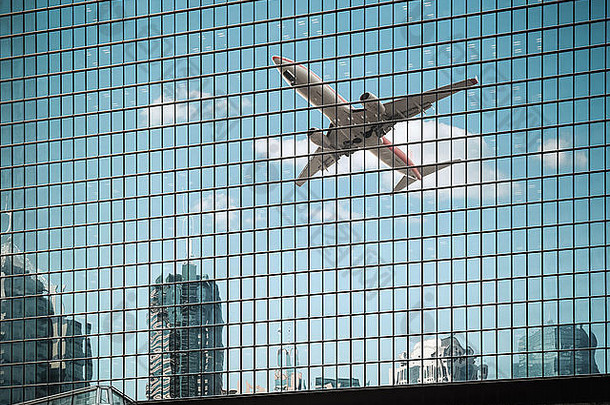 飞机反映了玻璃窗帘墙
