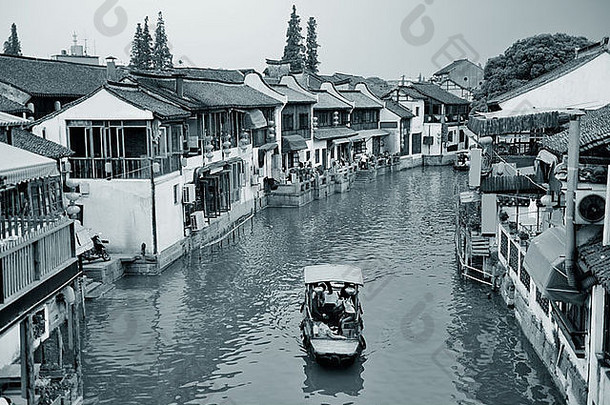 上海朱家角小镇历史建筑河黑色的白色