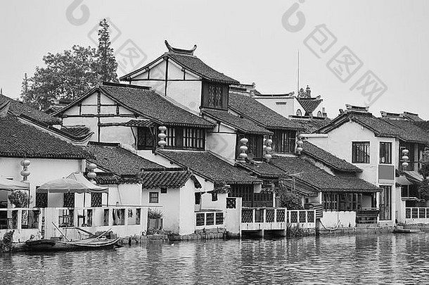 村河上海黑色的白色