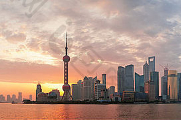 上海早....城市天际线轮廓河