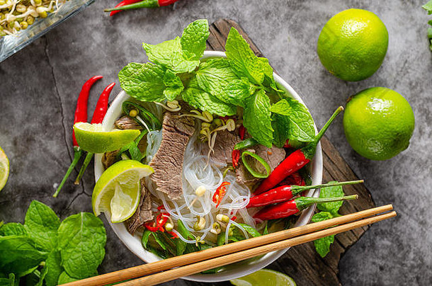 传统的越南汤辣椒面条新鲜的草本植物牛肉肉