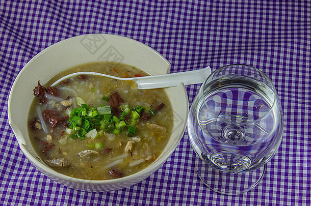 大米蠕虫汤尻派克你传统的泰国风格食物玻璃早餐
