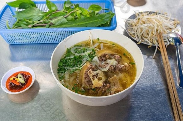 著名的越南厨房巨像牛肉面条服务蔬菜