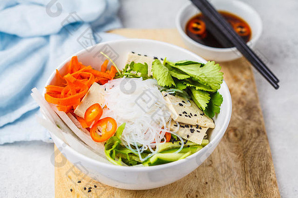 越南大米面条豆腐辣椒蔬菜沙拉白色碗前视图
