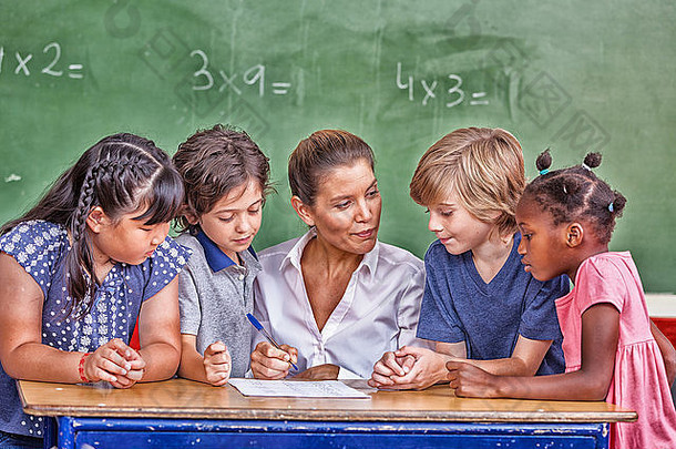 女老师多少数民族教室学习数学
