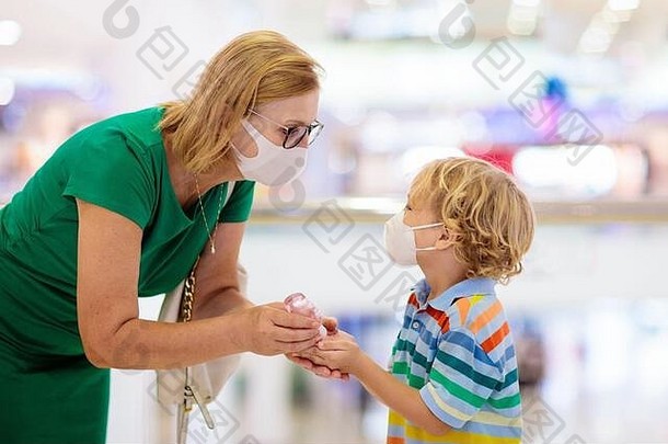 家庭孩子们脸面具购物购物中心机场妈妈。孩子穿口罩冠状病毒流感爆发病毒疾病prote来