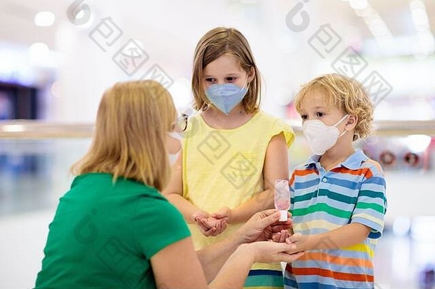 家庭孩子们脸面具购物购物中心机场妈妈。孩子穿口罩冠状病毒流感爆发病毒疾病prote来