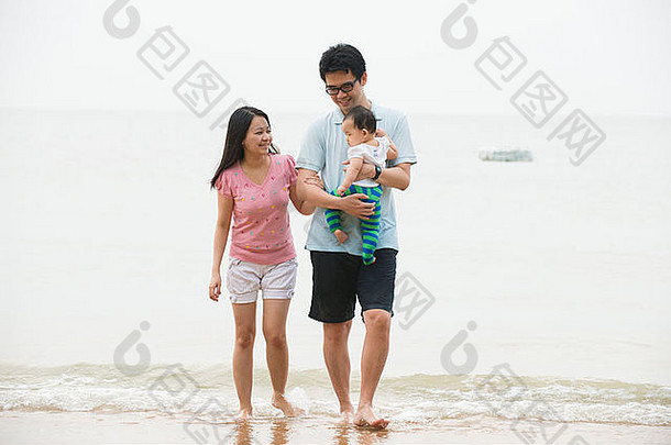 中国人亚洲家庭走海滩