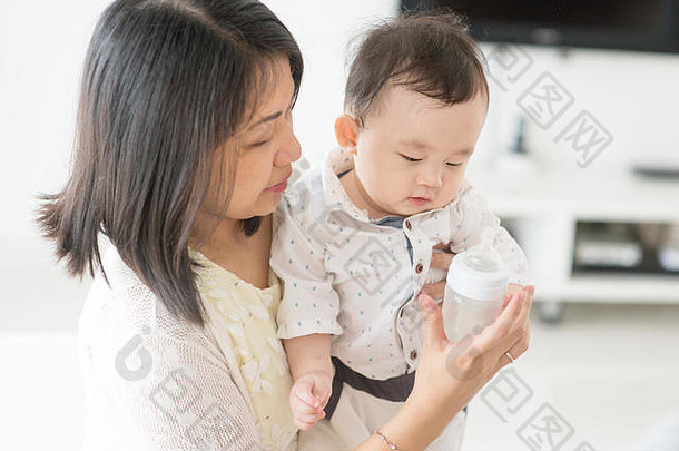 妈妈。持有牛奶瓶个月婴儿亚洲家庭首页生活生活方式在室内