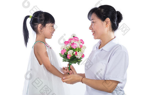 亚洲中国人女孩庆祝母亲的一天妈妈孤立的白色背景