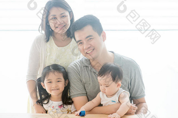 有吸引力的父母孩子们快乐亚洲家庭支出质量时间首页自然生活生活方式在室内