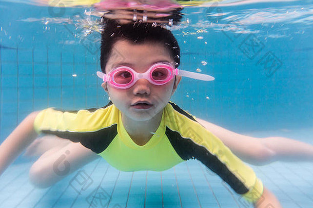 亚洲中国人男孩游泳水下游泳池