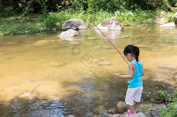 亚洲中国人女孩钓鱼钓鱼杆河海岸