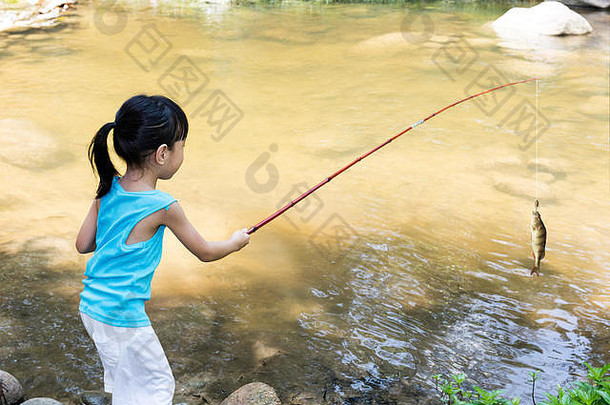 亚洲中国人女孩钓鱼钓鱼杆河海岸