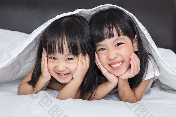 亚洲中国人女孩玩床上首页