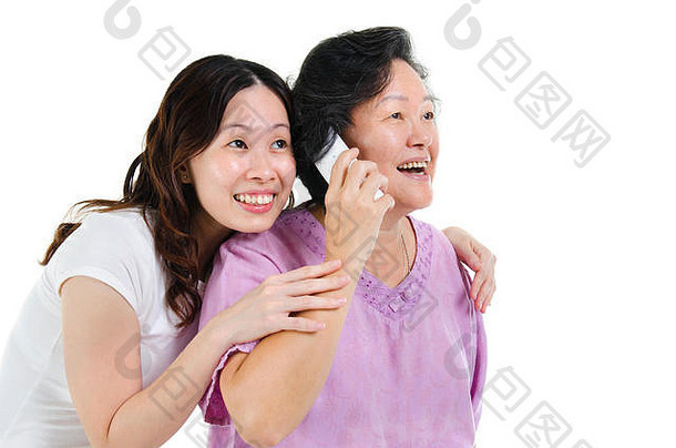 肖像亚洲高级妈妈。调用电话分享成人女儿微笑孤立的白色背景
